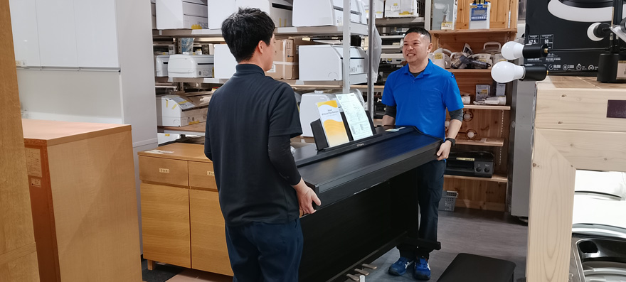 電子ピアノを動かすスタッフ