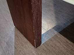 テーブルの脚のキズ