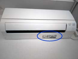 エアコンのラベルの位置